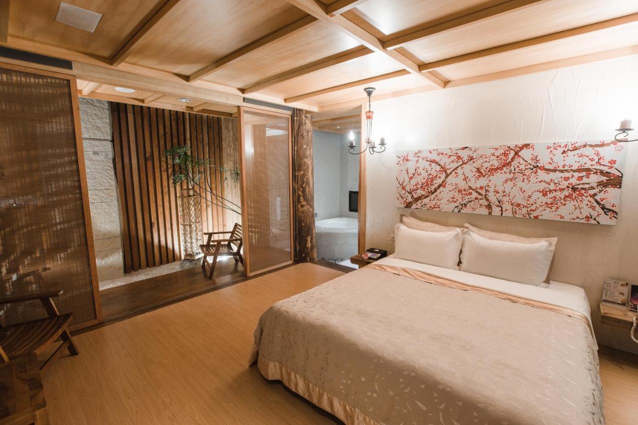 Motel Stars Taichung Dış mekan fotoğraf